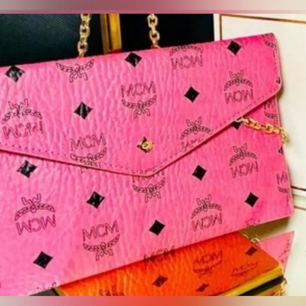 NIP/NIB MCM PINK ENVELOPE CLUTCH OR ADD A CHAIN FOR A CROSSBODY
Parfumes Coll. - Picture 9 of 9